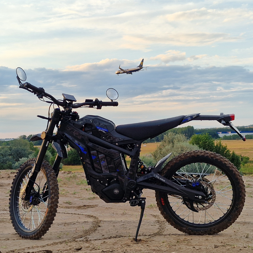 Amikor a repülő szinte a fejed felett száll el – off-road elektromos motorral a reptér tövében