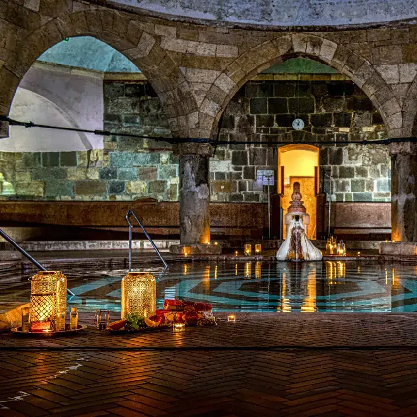 Rudas Fürdő & Bistro Élmény – ahol a test ellazul, a lélek feltöltődik 💦🍷