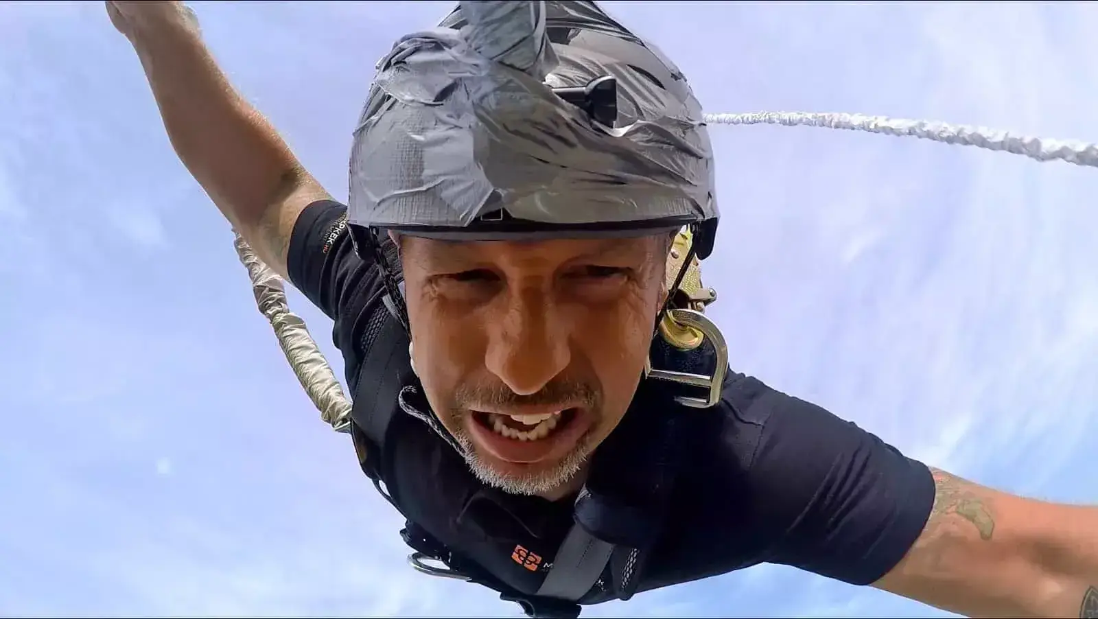 BUNGEE JUMPING FROM A HELICOPTER – WHEN YOU LET GO OF THE EARTH AND BECOME FREE 🚁💥