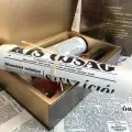 Születésnapi újság aranyozott díszdobozban ajándék üveg BORRAL