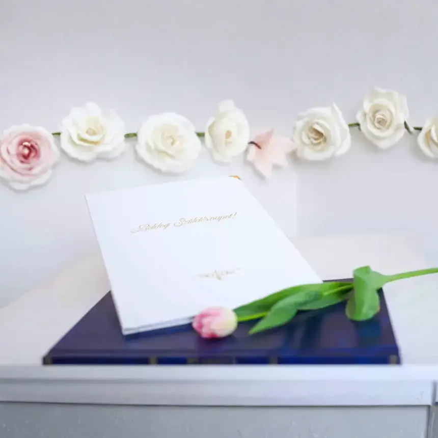 12 oldalas bőrkötéses újság Évfordulóra a Nagy Napról akár 1 munkanap alatt