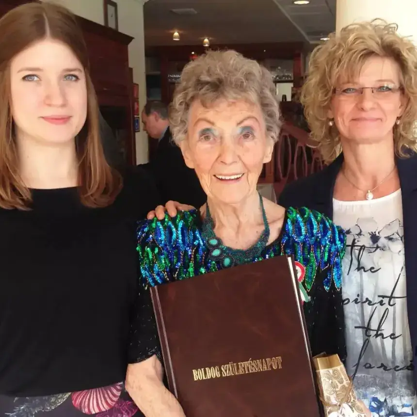 60 oldalas VIP bőrkötéses születésnapi újság a Nagy Napról