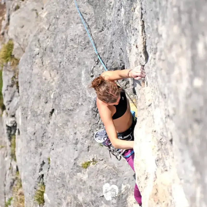 Sziklamászás természetes sziklafalon Budapest közeli mászóiskolában