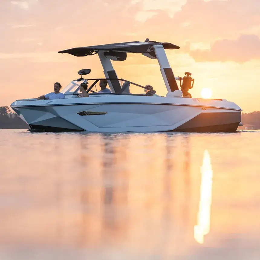Naplemente a Dunán! – Exkluzív hajózás a Super Air Nautique G23 fedélzetén
