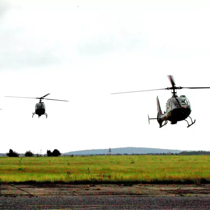 Kötelékrepülés katonai helikopterekkel 12 fő részére