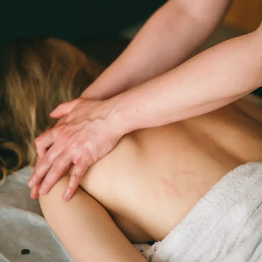 Célzott ellazulás a hát, a váll és a nyak izmaira – Melegolajos hátmasszázs Budapesten