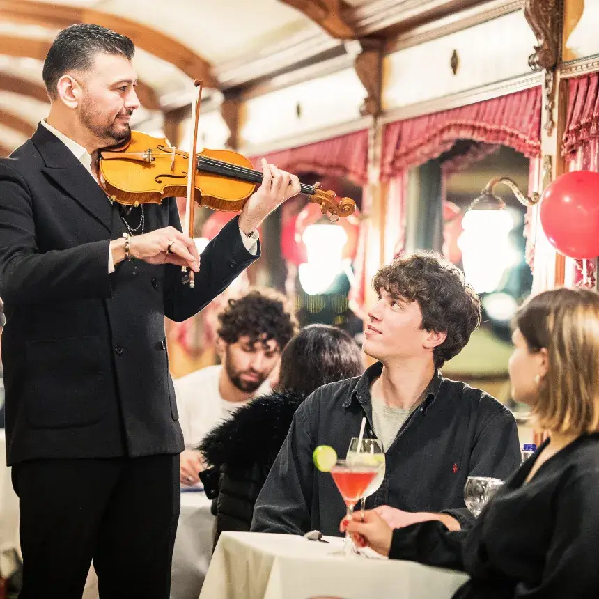 Városnéző sétahajózás a Dunán – élő zenével és magyaros vacsorával!