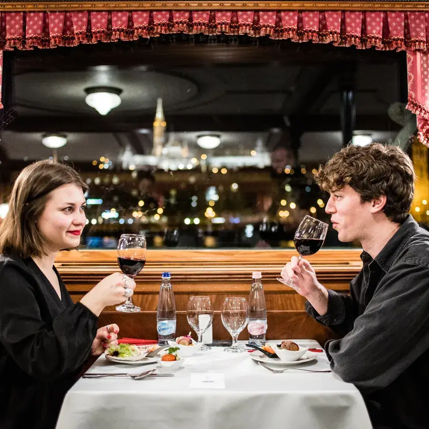 Városnéző sétahajózás a Dunán – élő zenével és 12-fogásos vacsorával!