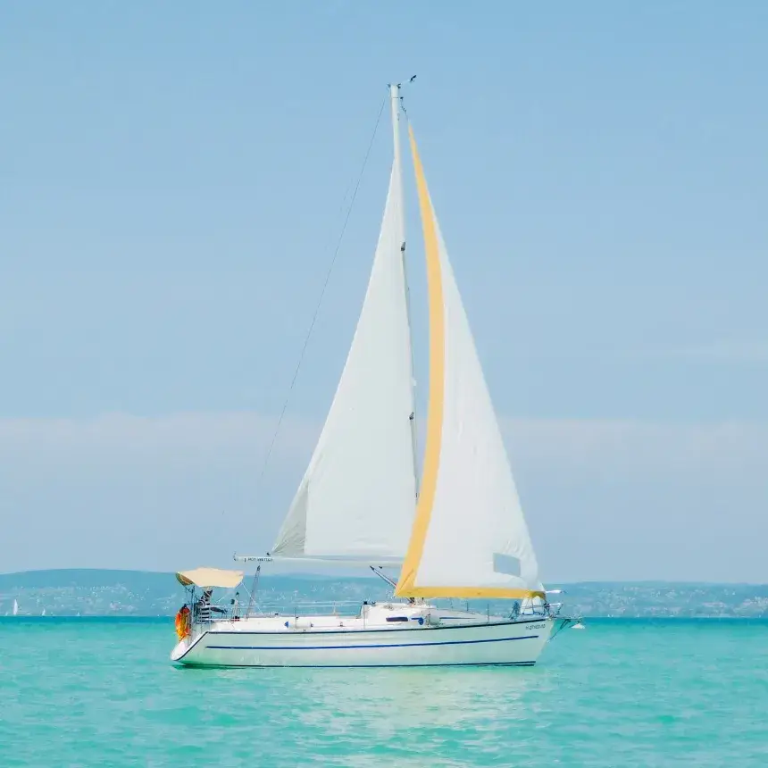 Balatoni vitorlázás FOK 33 prémium hajón Siófokról indulva – akár 11 fővel!