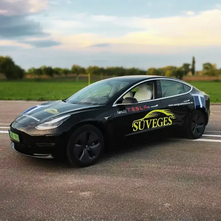 Tesla Model 3 Élményvezetése Kiskunfélegyházán