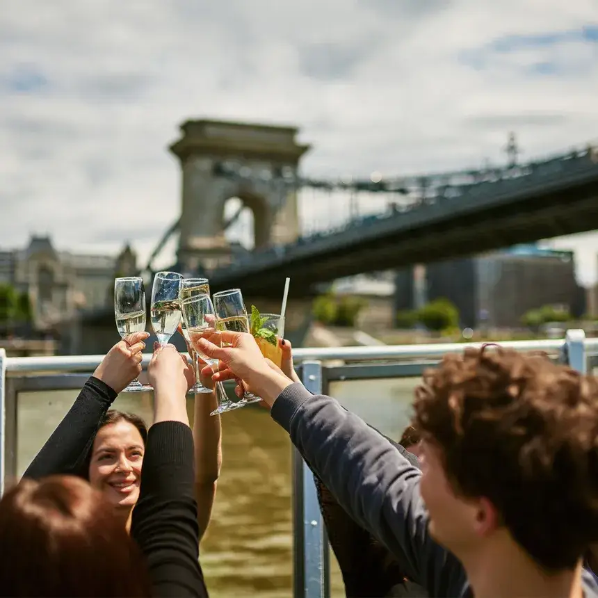 Nappali városnéző sétahajózás a Dunán – Üdvözlő itallal!
