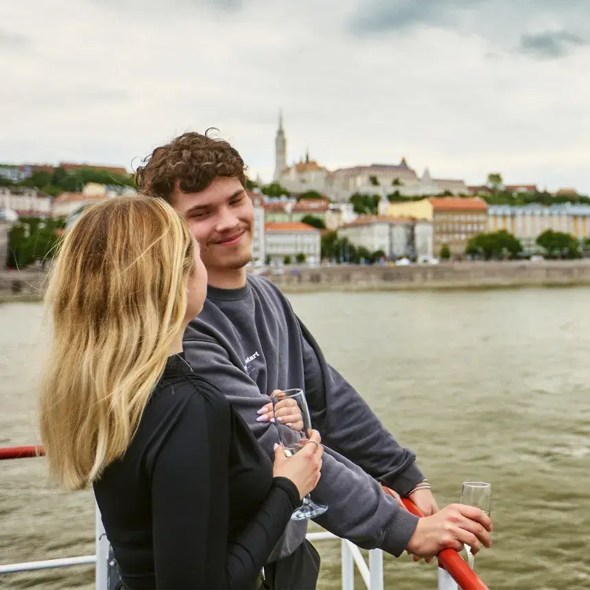 Romantikus városnéző sétahajózás a Dunán 2 fő részére – Üdvözlő itallal!