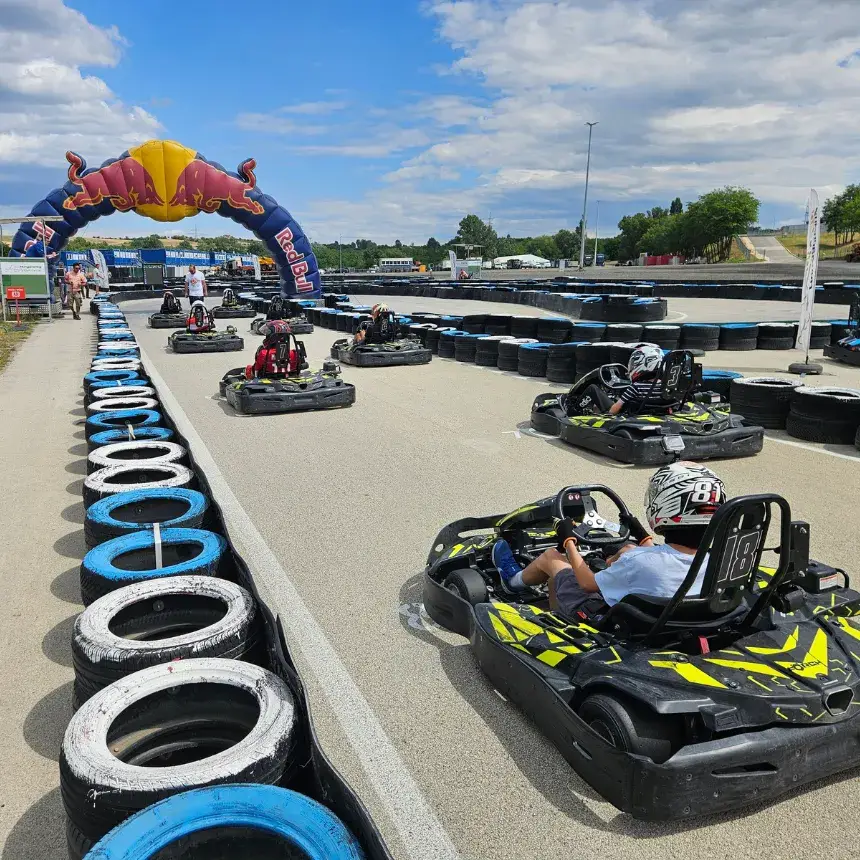 10+1 futamos Gokart bérlet a Hungaroring gokartpályáján (2 fő használhatja fel)