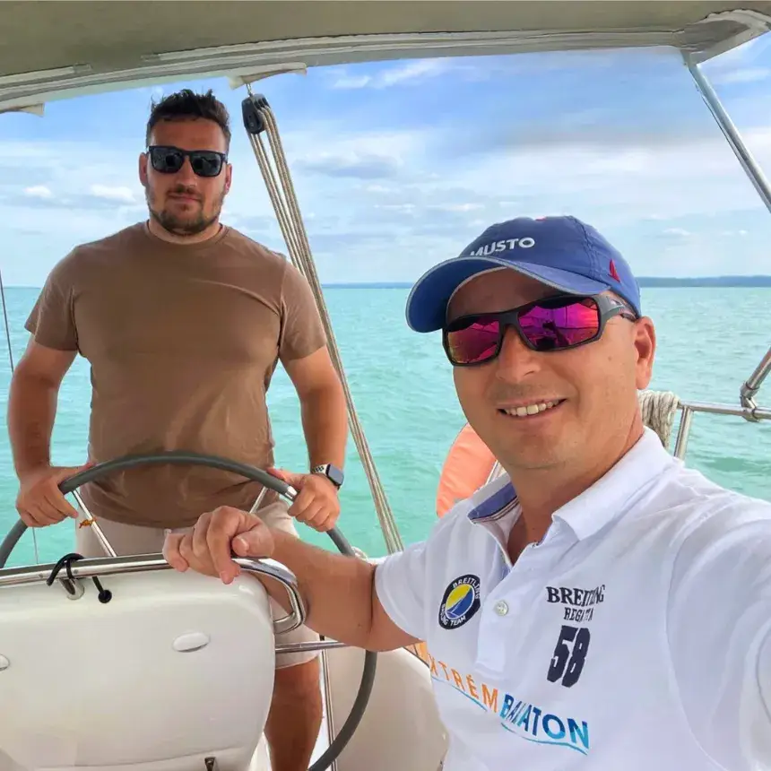 Felnőtteknek gyakorlati rutinszerző nagyhajós vitorlás oktatás a Balatonon