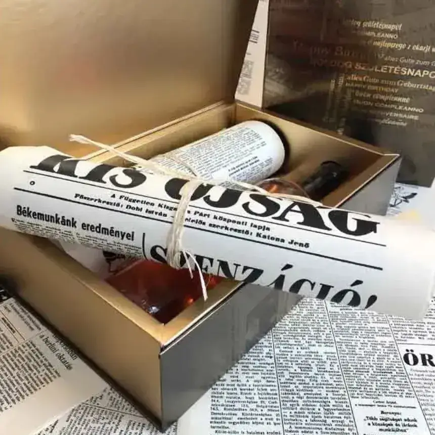 Születésnapi újság aranyozott díszdobozban ajándék üveg BORRAL