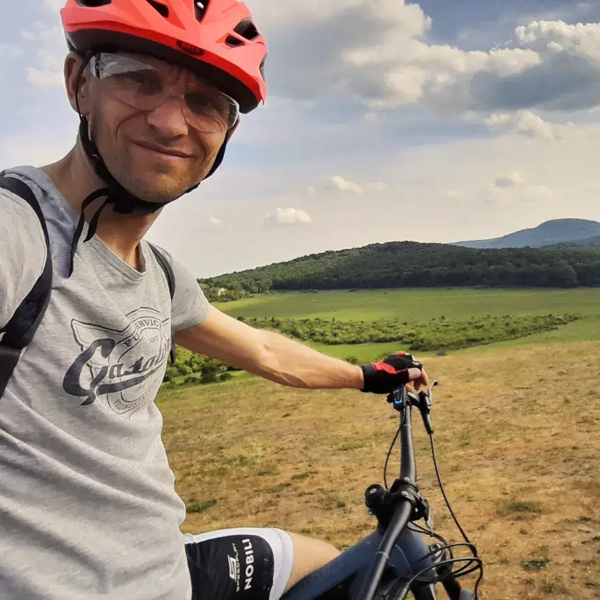 Tekerj Apával a Budai-hegyekben! – Vezetett E-bike túra választható útvonallal
