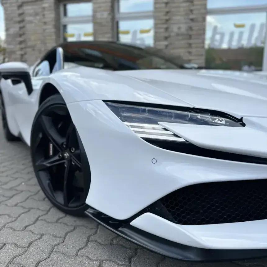Ferrari SF90 Stradale – Autóbérlés exkluzív pillanatokhoz!