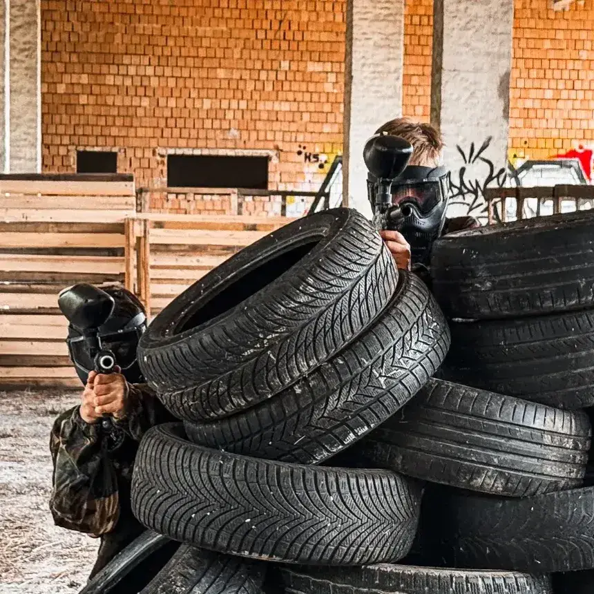 Gyerekeknek paintballélmény egy régi katonai bázison Vácon