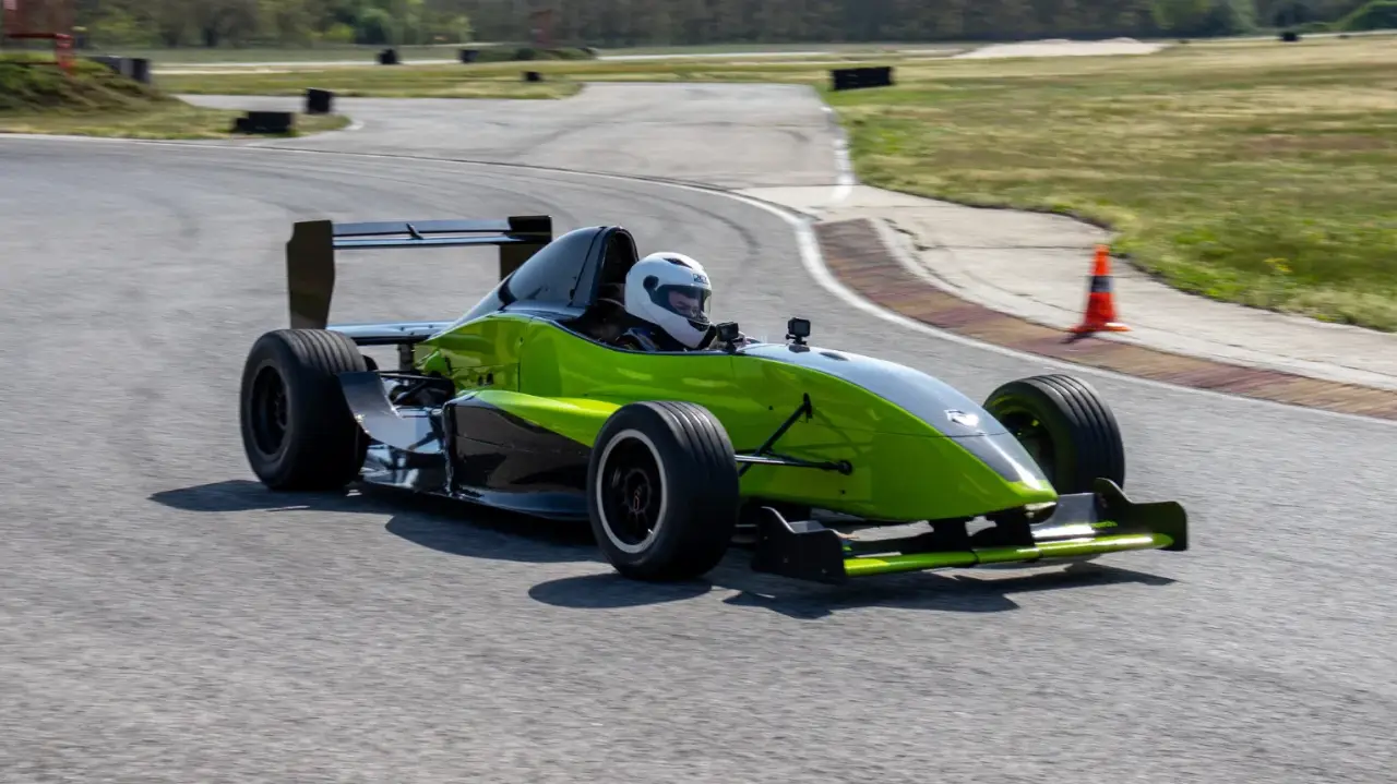 Formula Renault 2.0 versenyautó vezetés a Szada-Ringen