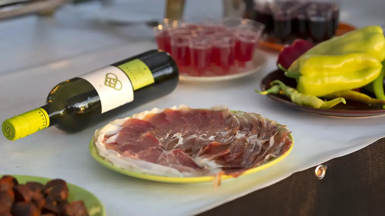 Hidegtál és borkóstoló a Kesztölci Szívek pincénél 8 főre