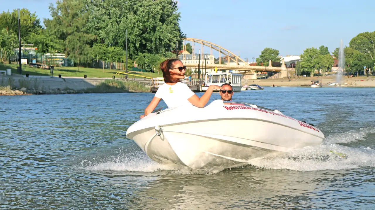 Motorcsónak túra Győrben, engedély nélkül vezethető