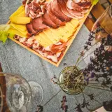 Borkóstoló sajt- és sonkatállal Etyeken a Zoád Borteraszon