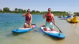 Sup deszkás evezés tengerkék vízen Budapest szélén a Fundy tavon
