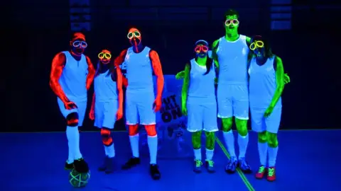 Neonfényes ütközések! – UV Buborékfoci élmény Budapesten 9