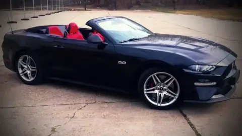 Fekete Cabrio Ford Mustang 5.0 GT V8 CONVERTIBLE kölcsönzés 3