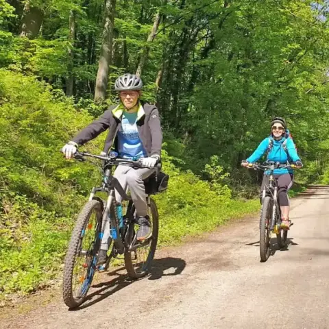Elektromos hegyikerékpárokkal  kalandozás a természetben hétköznap