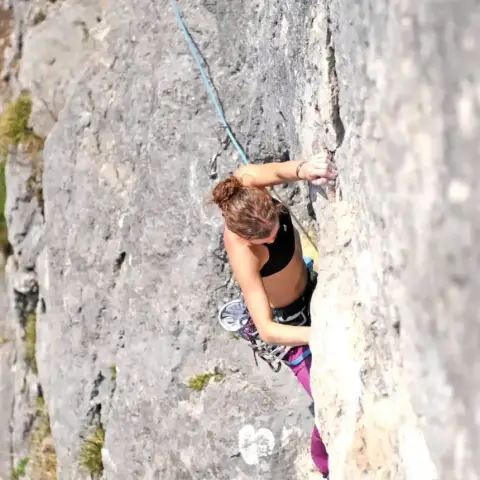 Sziklamászás természetes sziklafalon Budapest közeli mászóiskolában