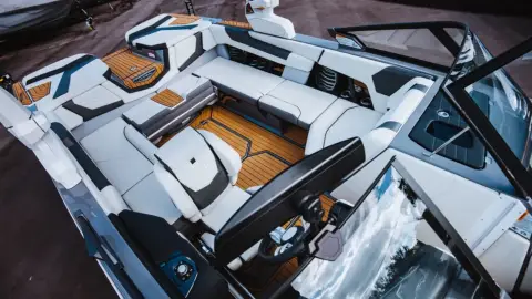 Egy különleges alkalom a Dunán! – Exkluzív hajózás a Super Air Nautique G23 fedélzetén 6