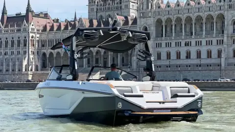 Egy különleges alkalom a Dunán! – Exkluzív hajózás a Super Air Nautique G23 fedélzetén 4