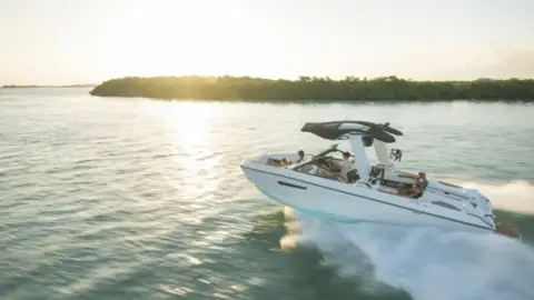 Egy különleges alkalom a Dunán! – Exkluzív hajózás a Super Air Nautique G23 fedélzetén 5