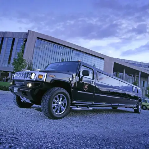 Fekete H2-es Hummer limuzin