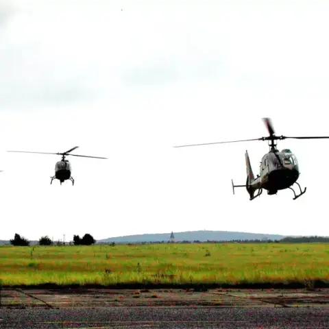 Kötelékrepülés katonai helikopterekkel 12 fő részére