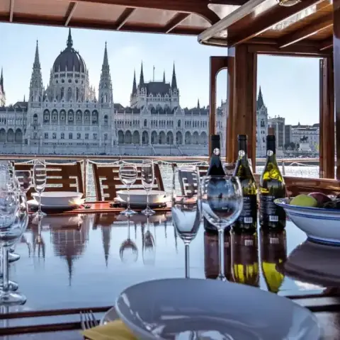 Romantikus vacsora és hajózás a Dunán!