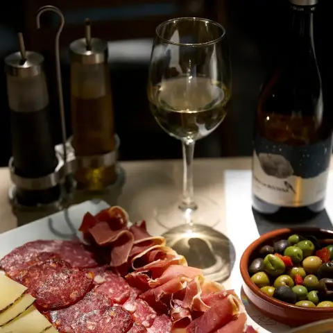 Romantikus tapas randi Budapesten: különleges mediterrán ízek a Saboré-ban