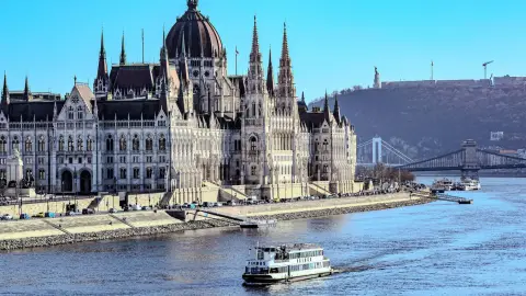 Városnéző Sétahajózás Budapesten 2 fő részére – Korlátlan Rosé fogyasztással! 19