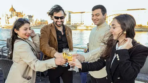 Városnéző Sétahajózás Budapesten 2 fő részére – Korlátlan Rosé fogyasztással! 13