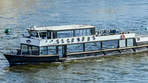 Városnéző Sétahajózás Budapesten 2 fő részére – Korlátlan Rosé fogyasztással! 18