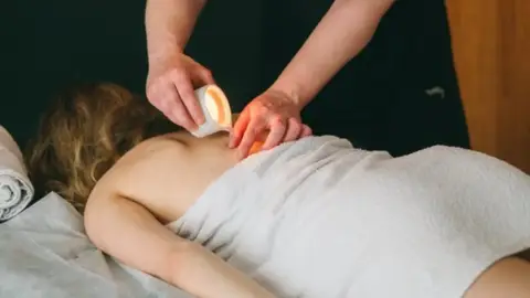 Luxus kényeztetés: Gyertyás masszázs Budapesten 4