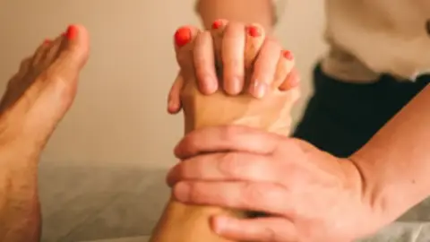 Lazító, frissítő talp- és lábszármasszázs Budapesten 1