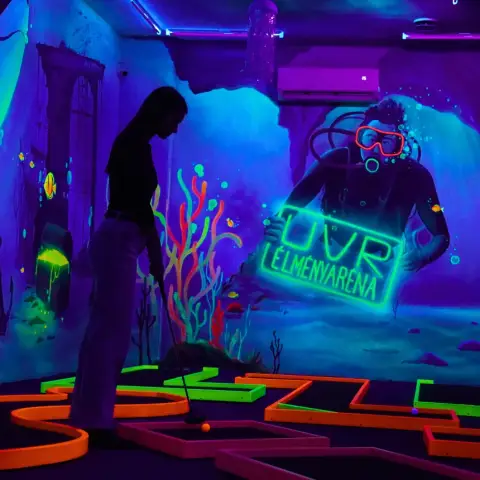 Páros játék egy varázslatos UV Minigolf pályán Kecskeméten