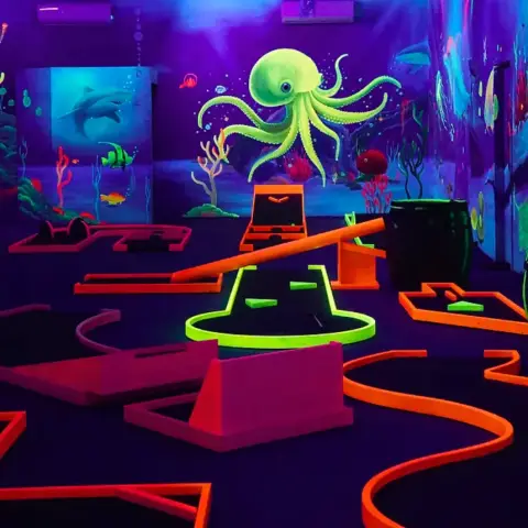 Családi játék egy varázslatos UV Minigolf pályán Kecskeméten