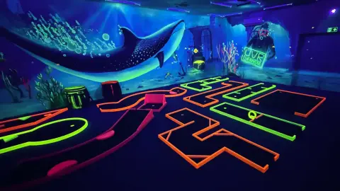 Páros játék egy varázslatos UV Minigolf pályán Kecskeméten 1