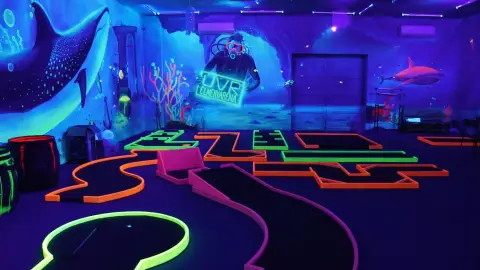 Páros játék egy varázslatos UV Minigolf pályán Kecskeméten 3
