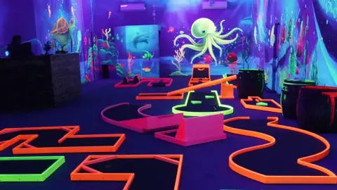 Páros játék egy varázslatos UV Minigolf pályán Kecskeméten 4