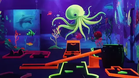 Páros játék egy varázslatos UV Minigolf pályán Kecskeméten 5