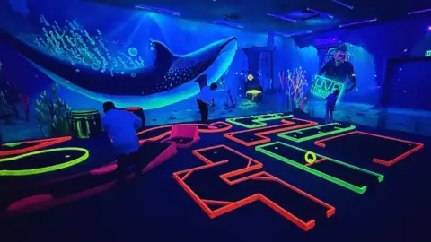 Páros játék egy varázslatos UV Minigolf pályán Kecskeméten 6